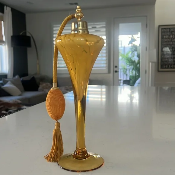 Vintage Royal Limited Perfume Spray Bottle - Picture 6 of 8